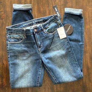 NWT Articles Of Society Mya classic skinny jeans